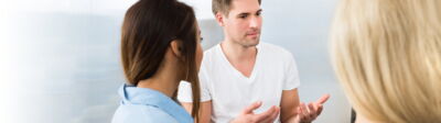 Menschen am Tisch diskutieren