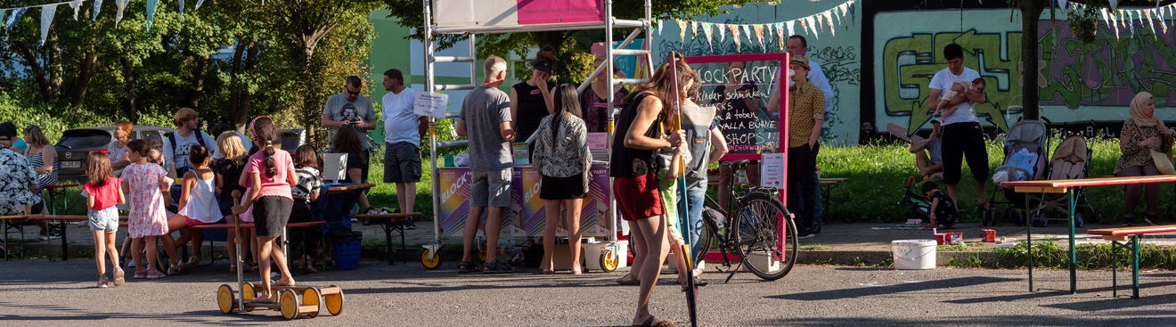 Menschen sind im Sommer auf einem Nachbarschaftsfest
