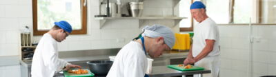 In der Küche arbeitende Männer mit Behinderung