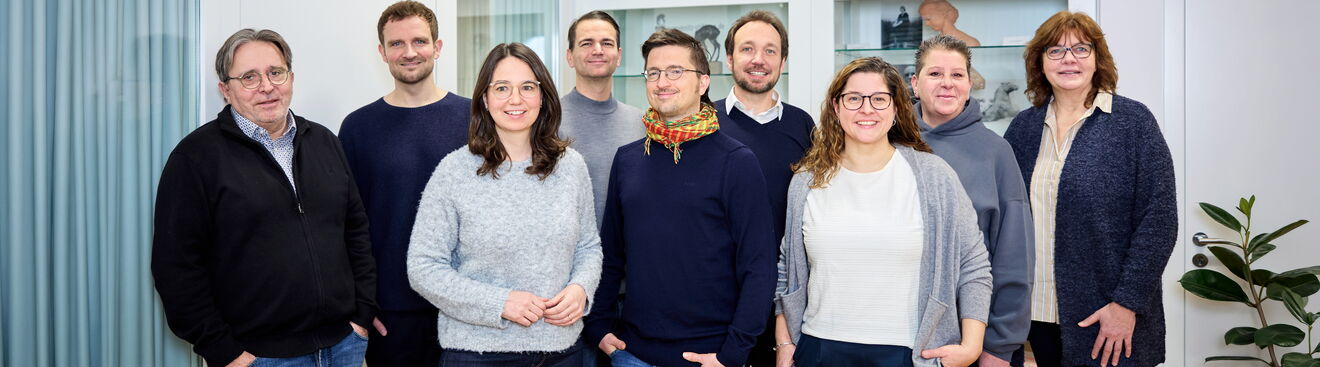 Gruppenfoto von neun Personen in den Räumen der Geschäftsstelle Heidehof Stiftung